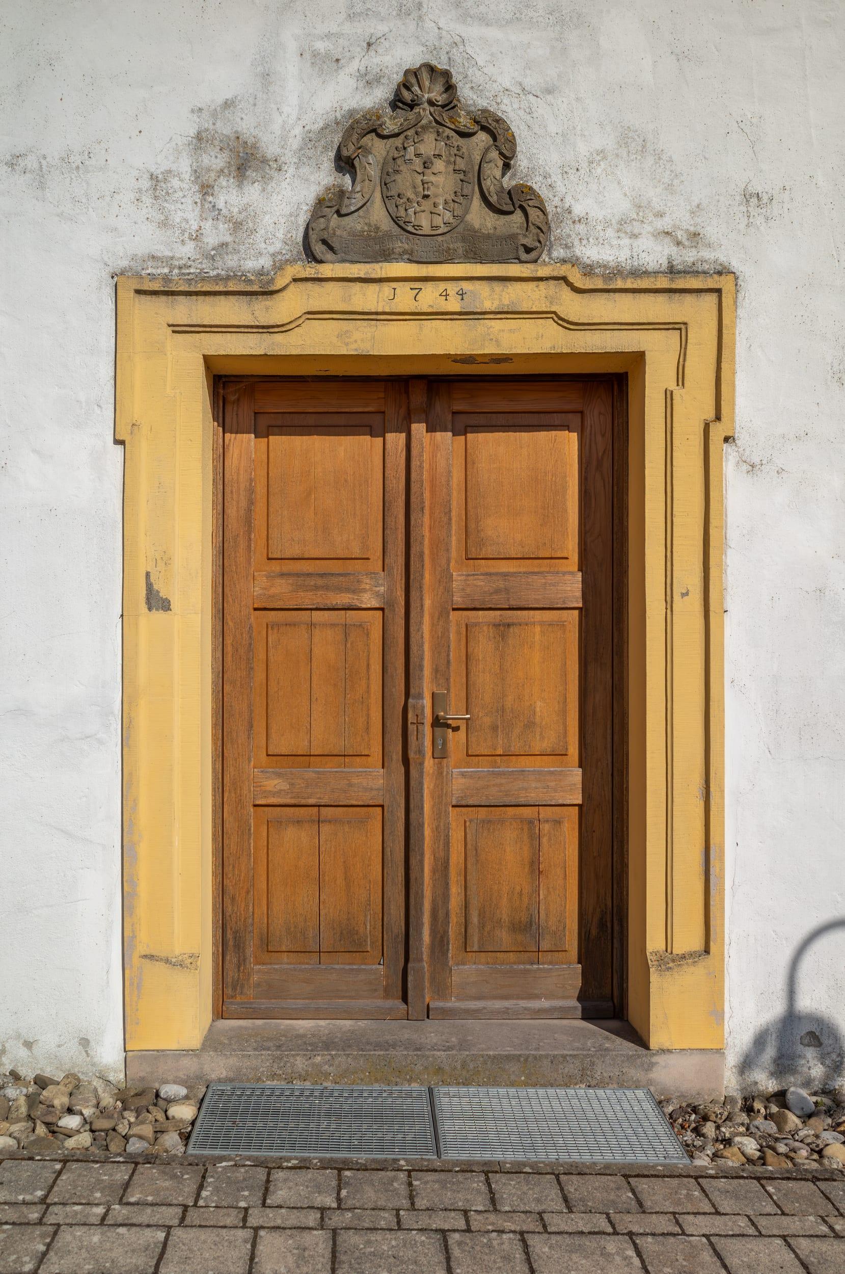 Das Sandsteinportal von St. Anna mit der Jahreszahl 1744 und dem Relief der Vierzehn Nothelfer